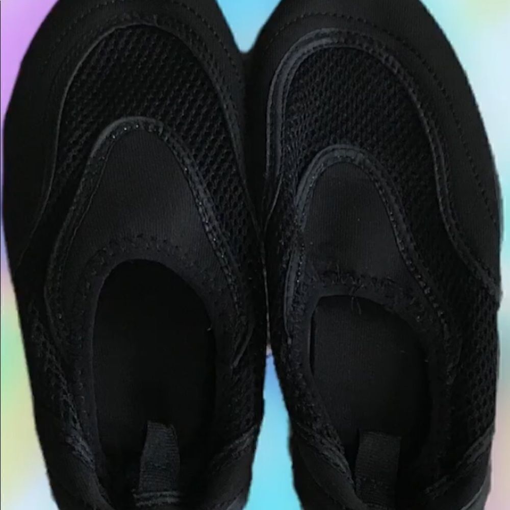 Boys Size Small (5/6) Swim Shoes 👟